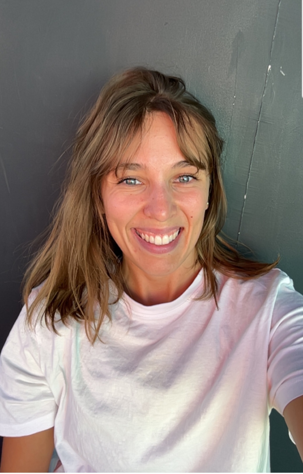 retrato de profesora de yoga y pilates mujer joven sonriente en